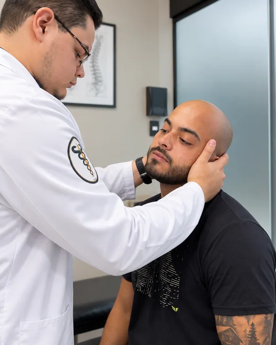 Dr. Gabriel durante atendimento de um paciente no consultório