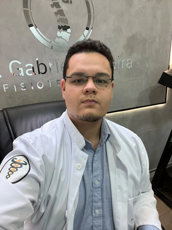 Dr. Gabriel Ferreira no consultório